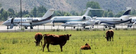 فرود جت های شخصی میلیاردرهای آمریکایی در سان ولی برای امضای قراردادهای کلان