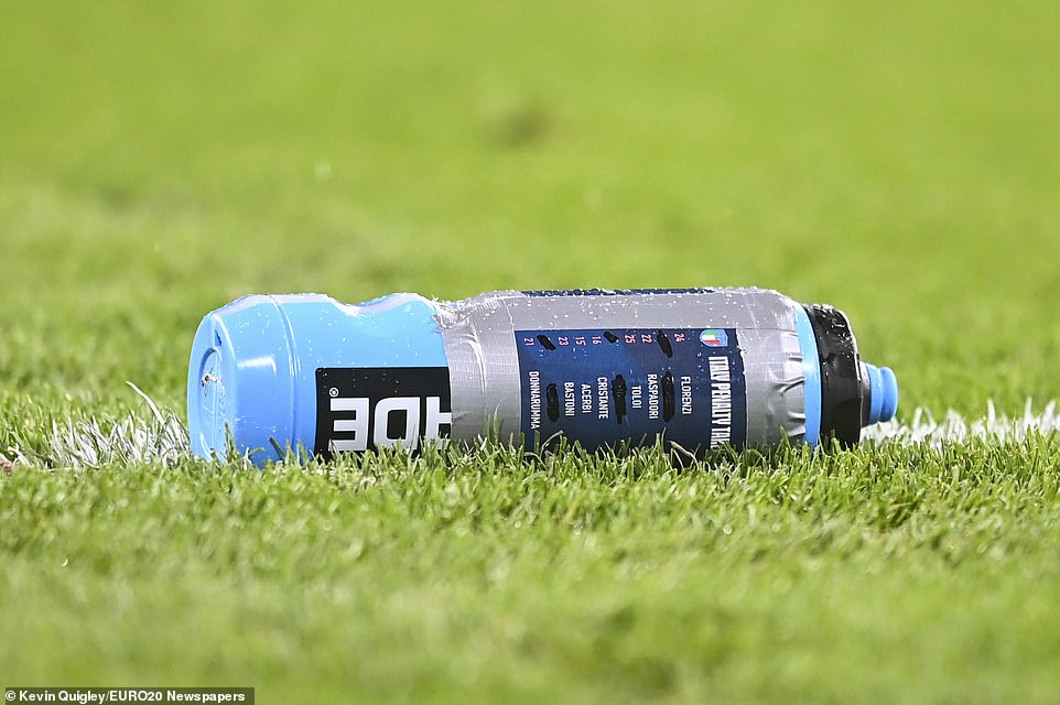 جوردن پیکفورد دروازه بان تیم ملی انگلیس در فینال یورو 2020 از همان ترفند چسباندن نوشته در مورد پنالتی زنان حریف روز بطری آب خود استفاده کرد.