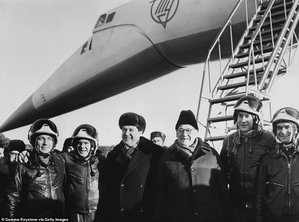 در 31 دسامبر 1968، سه ماه پیش از اولین پرواز آزمایشی کنکورد هواپیمای Tupolev Tu-144 روسیه در مسکو رونمایی شد.