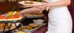درخواست عجیب زوج جوان از مهمانان عروسی خود؛ کادوی بیشتر، غذای بهتر!