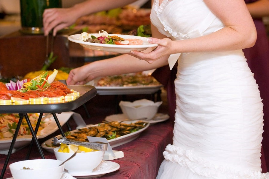 درخواست عجیب زوج جوان از مهمانان عروسی خود؛ کادوی بیشتر، غذای بهتر!
