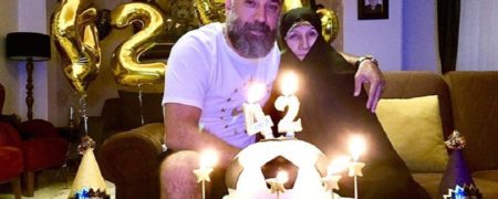 از هوش رفتن ننه علی در جشن تولد علی انصاریان بر سر مزارش + ویدئو