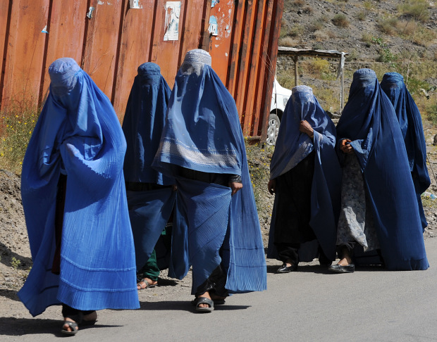 در حالی که نیروهای ناتو در حال ترک افغانستان هستند، طالبان در مناطق تازه تصرف شده این کشور جنگ زده، زنان را از تنها خارج شدن از خانه منع کرده