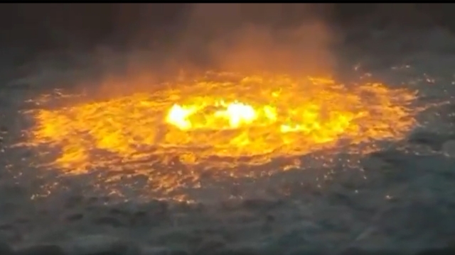 بعد از نشت گاز از یک خط لوله زیر دریا در شبه جزیره یوکاتان در خلیج مکزیک، سطح اقیانوس به شکل زیبایی شعله ور شده است
