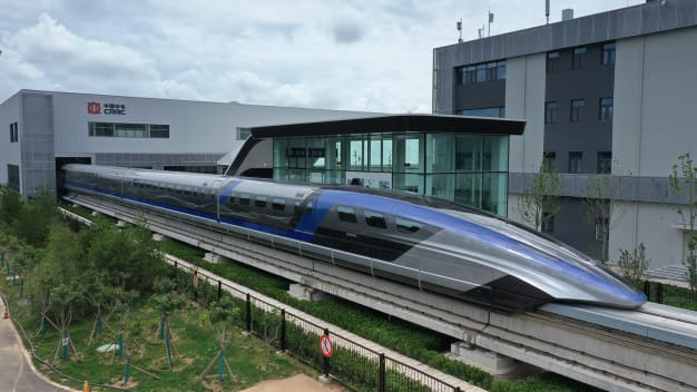 یک قطار گلوله ای شناور مغناطیسی (maglev) که می تواند به سرعت بیش از 600 کیلومتر بر ساعت برسد، کار خود را در خینگ دائو چین آغاز کرده است.