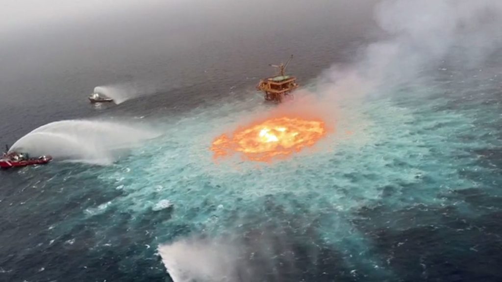 صحنه حیرت انگیز و سینمایی آتش گرفتن خط لوله گاز در خلیج مکزیک + ویدیو