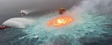 صحنه حیرت انگیز و سینمایی آتش گرفتن خط لوله گاز در خلیج مکزیک + ویدیو