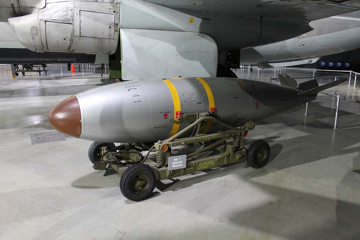 بمب اتمی Mark 7 که در سال 1952 رونمایی شد، یک بمب هسته ای تاکتیکال بود که برای حمل شدن توسط جنگنده ها و بمب افکن ها طراحی شده بود.