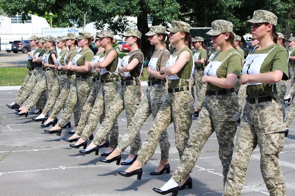 خشم عمومی در اوکراین در پی رژه رفتن زنان ارتشی این کشور با کفش های پاشنه بلند