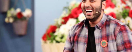 علی صبوری در حال توزیع آب و اقلام دیگر در میان کودکان سیستان و بلوچستان + ویدیو