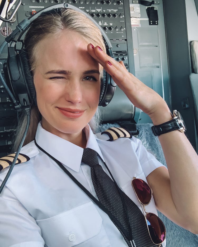 اگر هشتگ «pilots of Instagram» به معنای خلبانان اینستاگرام را در این شبکه اجتماعی جستجو کنید، با تصاویری بی پایان از خلبانان موجه خواهید شد.
