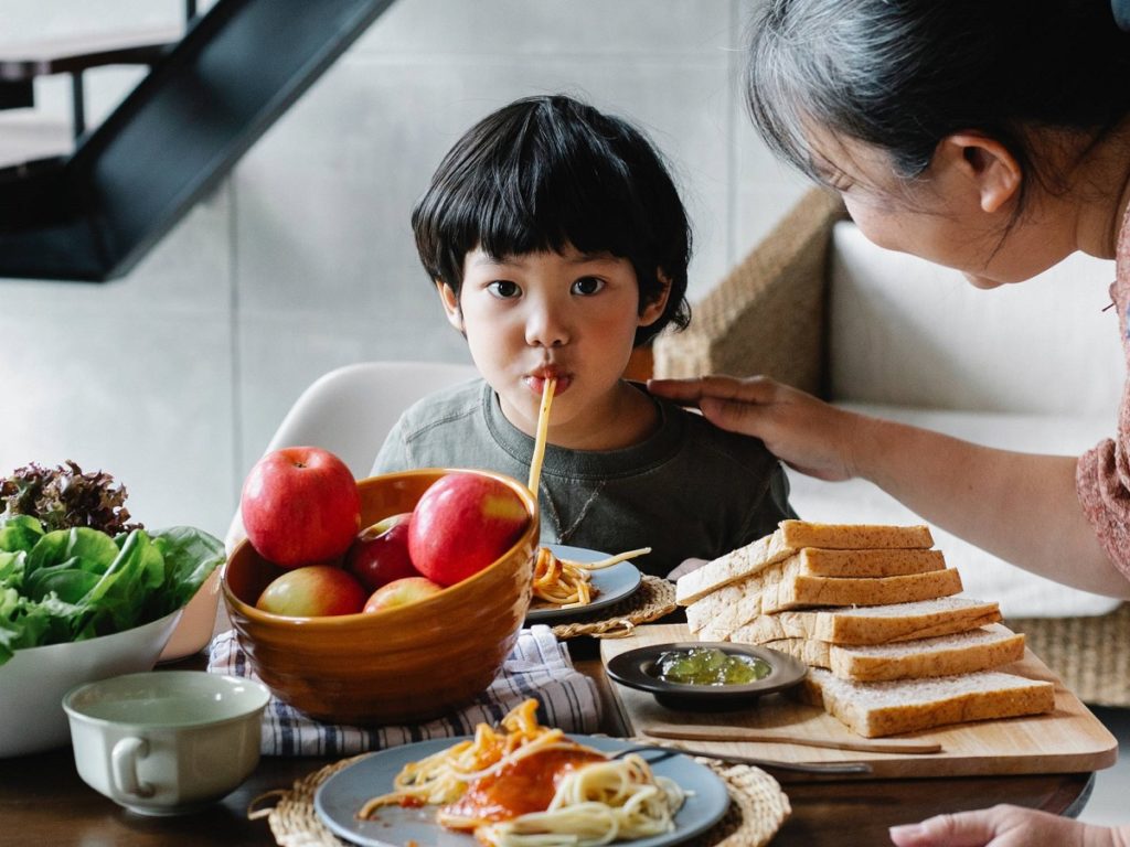 والدین ژاپنی چطور کاری می‌کنند که بچه‌هایشان بد غذا نباشند