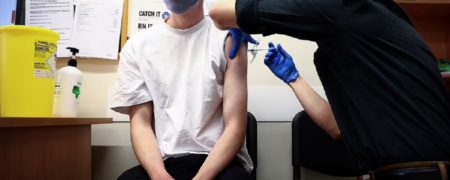 قهوه و بلیط سینما پاداش جوانان انگلیسی برای دریافت واکسن کرونا