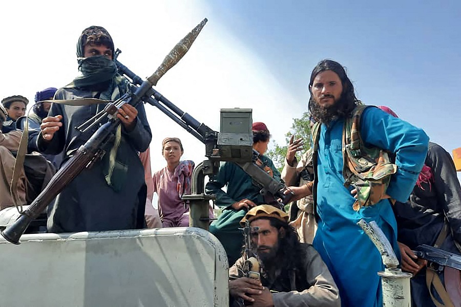 تجاوز نیروهای طالبان به اجساد و جستجوی خانه به خانه آن ها برای پیدا کردن برده های جنسی