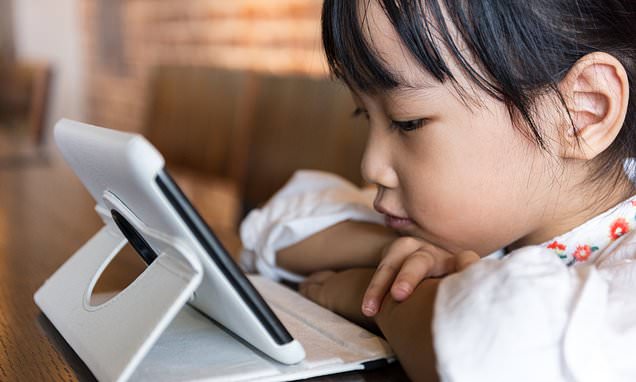 دولت چین اعلام کرده است که کودکان در این کشور تنها می توانند به مدت 3 ساعت در هفته به صورت آنلاین بازی کنند