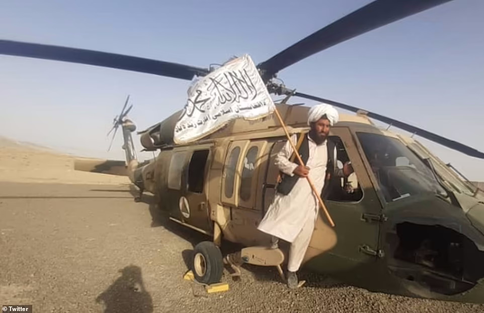 جنگجویان طالبان وارد قصر مارشال عبدالرشید دوستم در شهر شمالی مزار شریف می شوند و روی مبلمان طلایی قصر او لم داده
