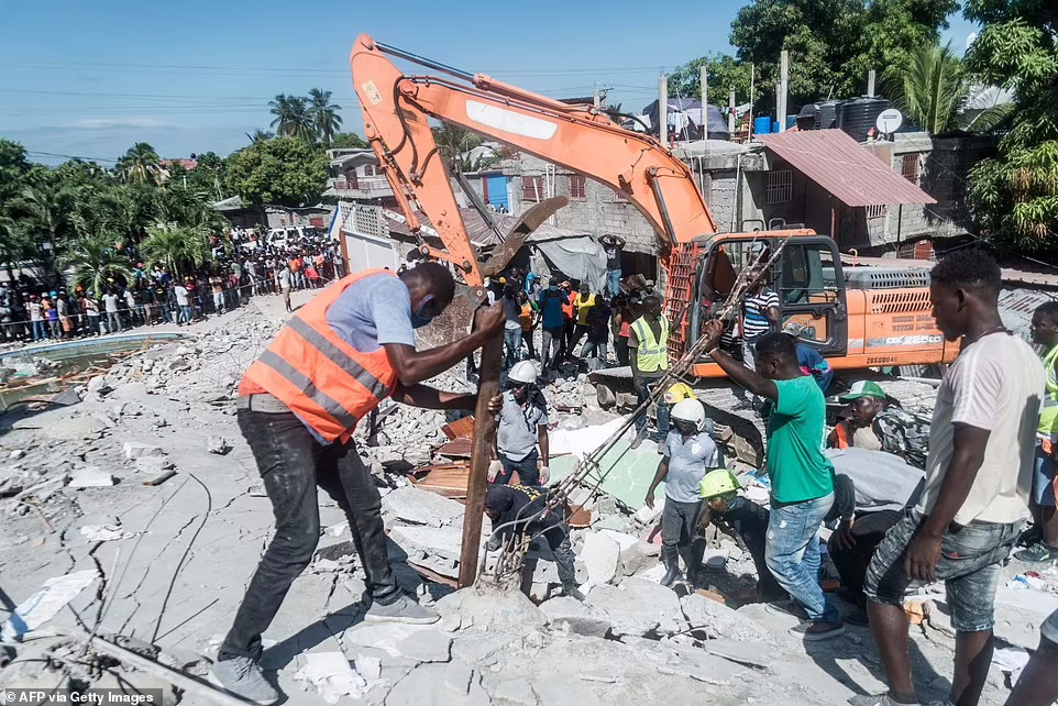 در زمین لرزه روز شنبه، هزاران خانه در هاییتی با خاک یکسان شده و شیوع کرونا نیز اوضاع را بیش از پیش برای مردم وخیم کرده است.