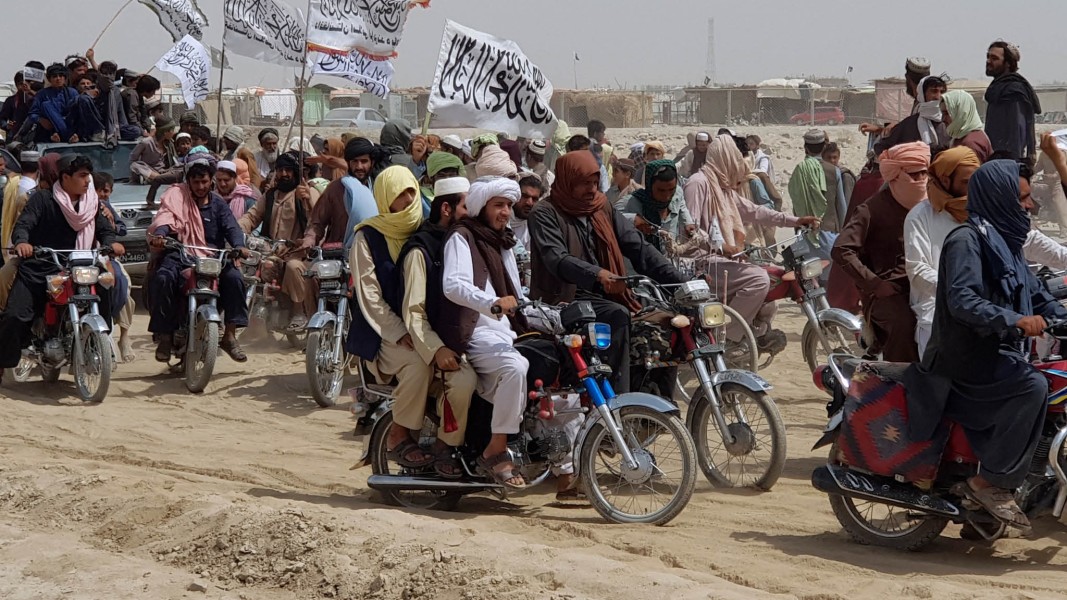برخی منابع غربی مدعی شده اند که دولت چین در ازای کمک به سرکوب اویغورها از طالبان پشتیبانی تسلیحاتی می کند