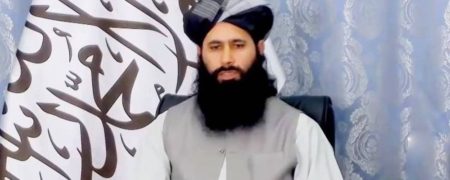 سخنگوی طالبان: «مردم ایران هم به هواپیمای آمریکایی آویزان می‌شدند» + ویدیو