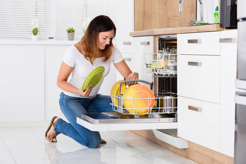 راهنمای خرید ماشین ظرفشویی بر اساس سایز آشپزخانه، مقدار استفاده و قابلیت ها