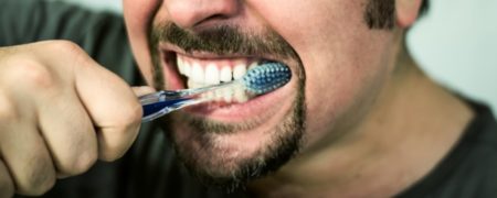 این نشانه ها می گوید خیلی محکم مسواک می زنید