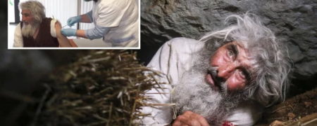 خارج شدن مرد غارنشین روسی بعد از ۲۰ سال از غار خود برای تزریق واکسن کرونا