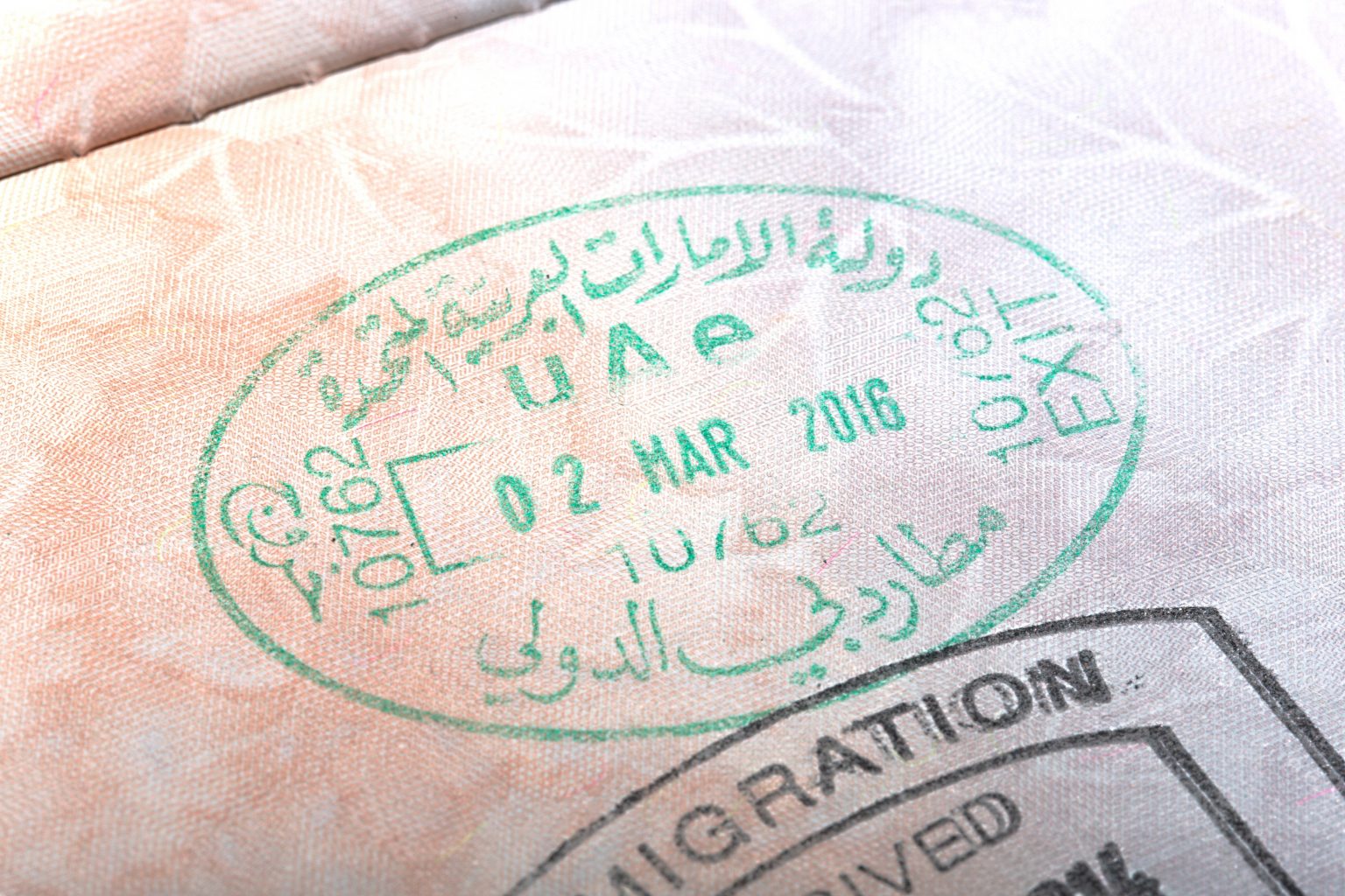 بسیاری از کسانی که اقامت دبی را دارند، نه مهاجران بلکه خارجی هایی هستند که اجازه اقامت دبی را دریافت کرده و بدین ترتیب می توانند در هر نقطه ای از امارات تا زمانی که کار قانونی داشته باشند زندگی کنند.