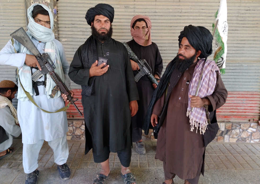 جنگجویان طالبان وارد قصر مارشال عبدالرشید دوستم در شهر شمالی مزار شریف می شوند و روی مبلمان طلایی قصر او لم داده