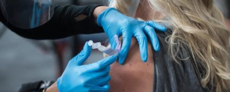 آیا واکسن کرونا بر عادت ماهانه زنان اثر می گذارد؟