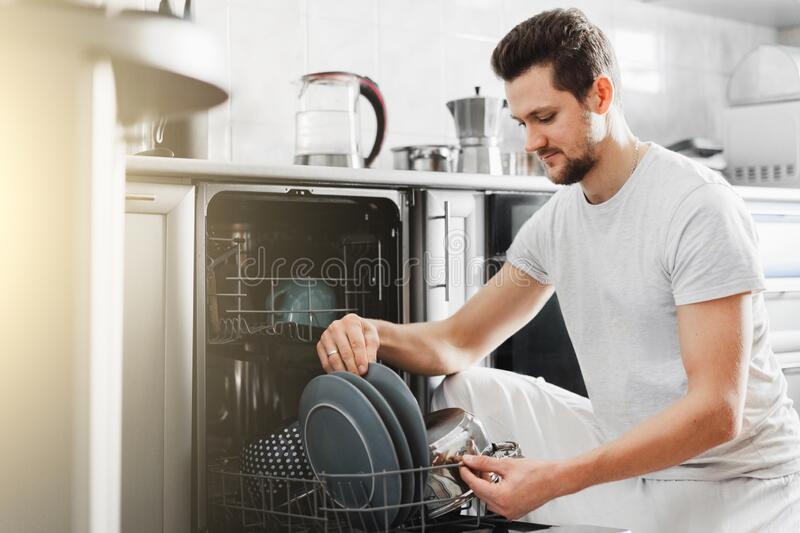 خرید یک ماشین ظرفشویی مناسب به معنای خداحافظی با ظرف شستن دستی است. ماشین ظرفشویی که روزگاری یک وسیله خانگی لوکس به شمار می آمد