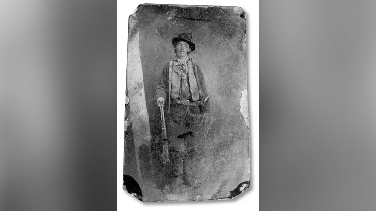 تپانچه ای که برای کشتن بیل دِ کید (Billy the Kid) مورد استفاده قرار گرفته بود در یک حراجی به قیمت 6 میلیون دلار به فروش رسید