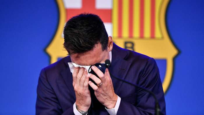 لیونل مسی ستاره دوست داشتنی تیم بارسلونا و تیم ملی آرژانتین پیش از شروع صحبت هایش در کنفرانس خبری خداحافظی با بارسلونا به شدت به گریه افتاد.