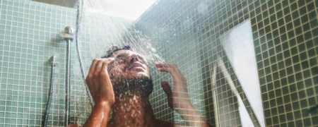 دوش صبحگاهی یا شبانه؛ کدام بهتر است؟