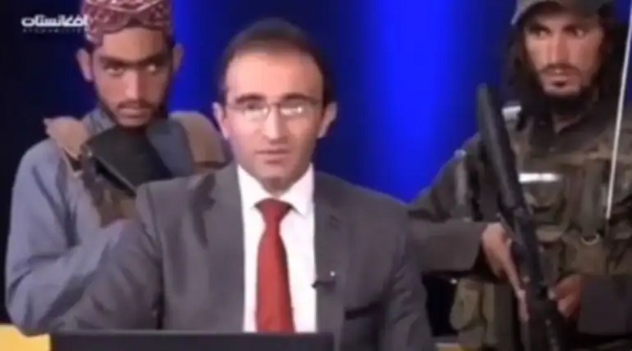 تمجید مجری تلویزیون افغانستان از طالبان در حضور نیروهای مسلح این گروه + ویدئو