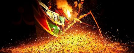 ماهیگیری با آتش؛ روشی عجیب برای گرفتن ماهی در تایوان + ویدیو