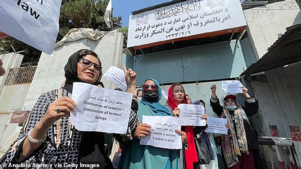 تجمع زنان افغان در اعتراض به فرمان دولت به کارمندان زن برای ماندن در خانه