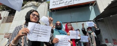 تجمع زنان افغان در اعتراض به فرمان دولت به کارمندان زن برای ماندن در خانه