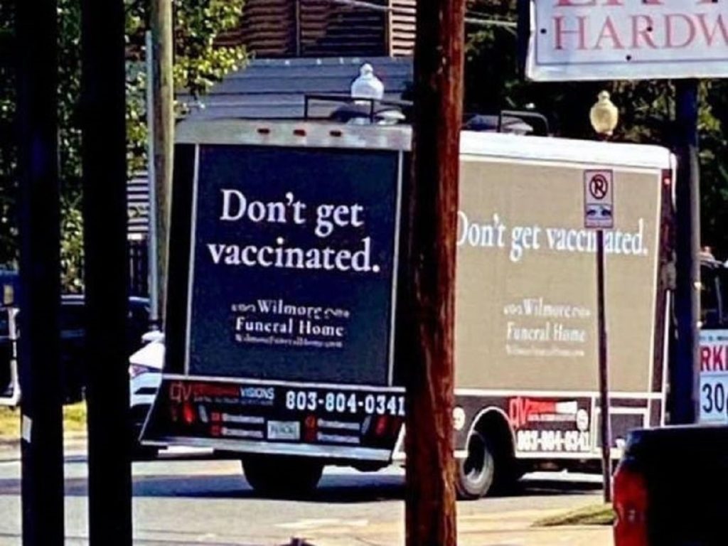 تبلیغ جالب یک شرکت کفن و دفن در آمریکا: «واکسن نزنید»