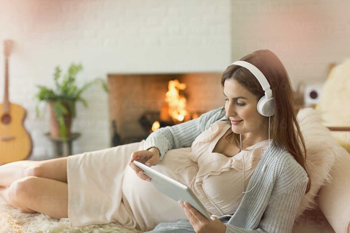گوش دادن مادر به موسیقی حین بارداری