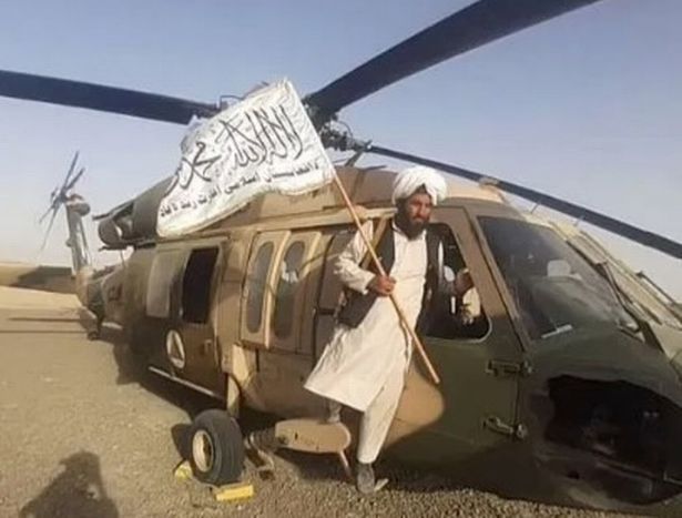 تلاش نافرجام نیروهای طالبان برای به پرواز درآوردن بلک هاوک آمریکایی + ویدیو