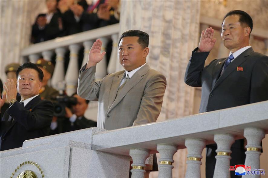 کیم جونگ اون رهبر کره شمالی با شرکت در یک رژه نظامی بار دیگر در کانون توجه قرار گرفت که اولین حضور او در انظار عمومی پس از مدت هاست