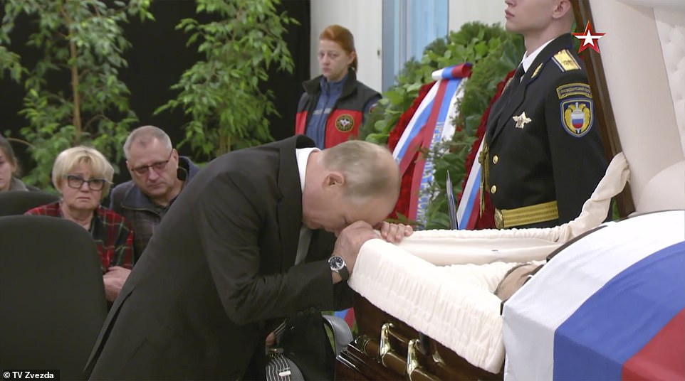 ولادیمیر پوتین رییس جمهور روسیه در حالی که به وضوح می شد غم و اندوه را در چهره او دید در مراسم تدفین وزیر امور اضطراری روسیه حضور یافت