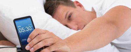 چرا صبح ها بعد از زنگ خوردن ساعت موبایل نباید دوباره بخوابیم؟