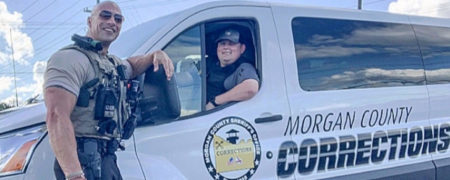 واکنش جالب دواین جانسون به افسر پلیسی که به شدت شبیه اوست