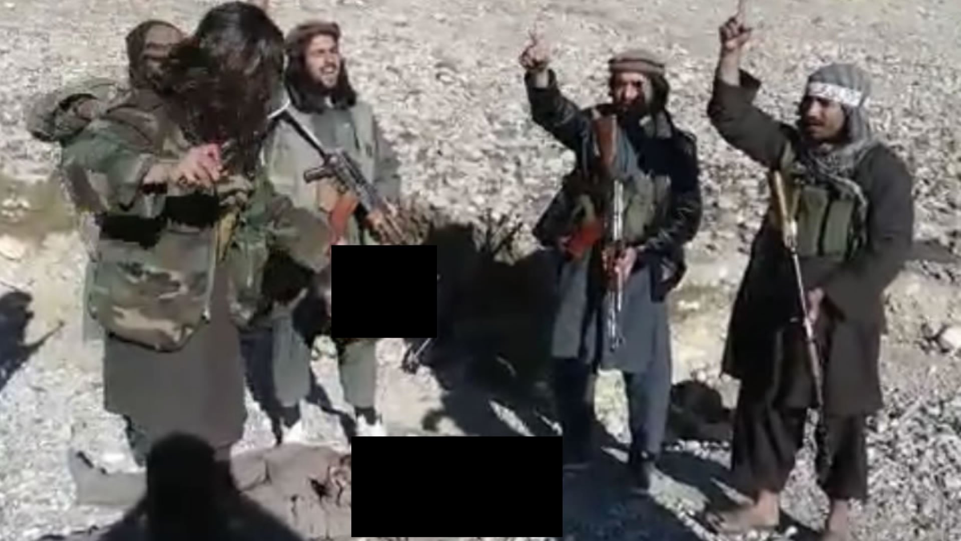 تصاویر هولناک منتشر شده در روزهای اخیر شبه نظامیان طالبان را در حال گردن زدن یک سرباز افغان و خوشحالی پس از آن نشان می دهد.