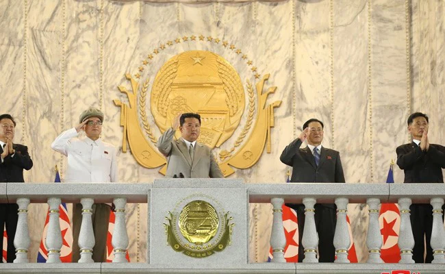 کیم جونگ اون رهبر کره شمالی با شرکت در یک رژه نظامی بار دیگر در کانون توجه قرار گرفت که اولین حضور او در انظار عمومی پس از مدت هاست