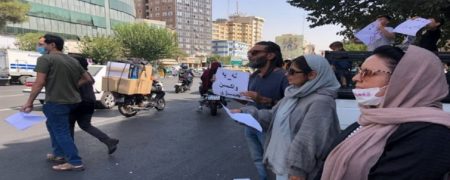 تجمع مخالفان واکسیناسیون مقابل وزارت کشور + ویدیو