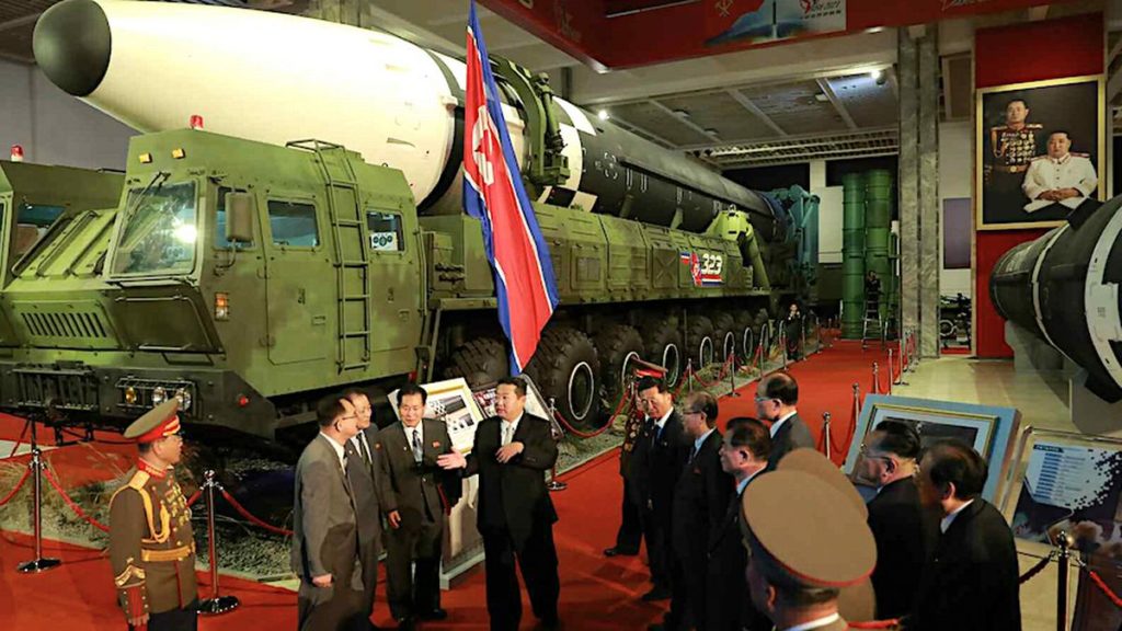 کیم جونگ اون در نمایشگاه تسلیحات نظامی به امریکا هشدار داد