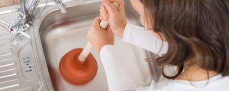 ۴ روش برای باز کردن گرفتگی سینک ظرفشویی