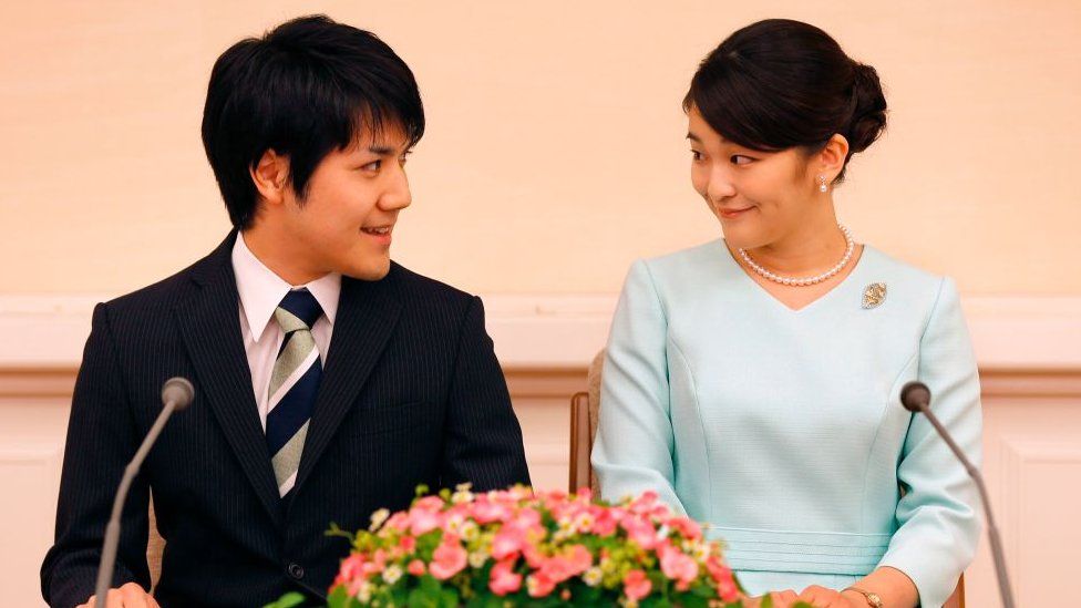 پرنسس ماکو ژاپن در یک مراسم بسیار ساده با دوست دوران دانشجویی خود کی کومورو که از خاندان سلطنتی نیست ازدواج کرده است